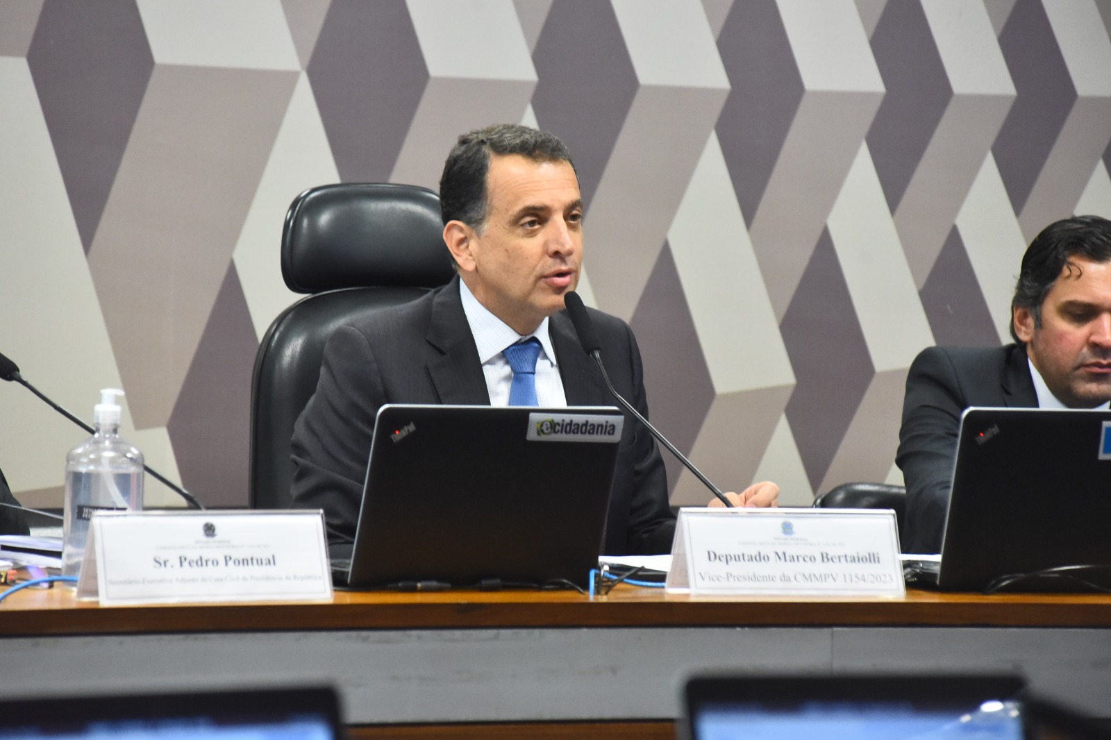 Bertaiolli preside reunião que analisa reestruturação do Governo Federal